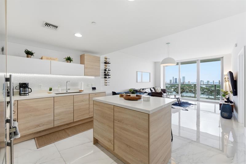 Image 6 of 50 For 16385 Biscayne Blvd 2516