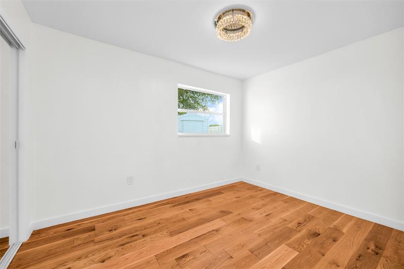 Image 19 of 38 For 11450 32nd Pl