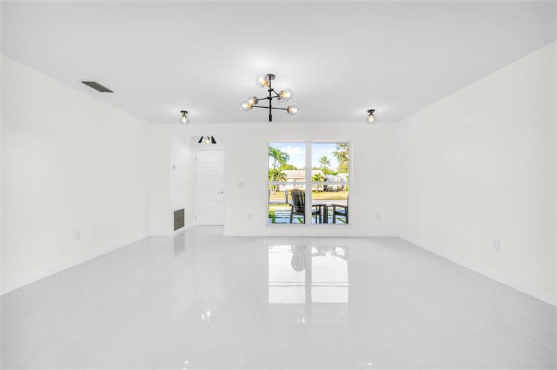 Image 5 of 38 For 11450 32nd Pl