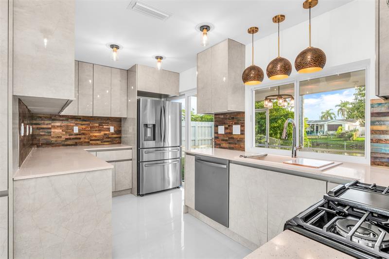 Image 6 of 38 For 11450 32nd Pl