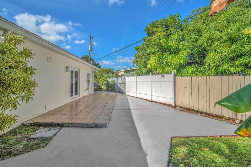 Image 5 of 27 For 3308 El Vedado Ct