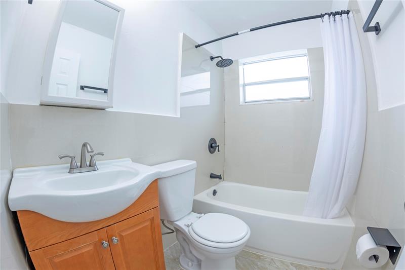 Image 4 of 12 For 210 40th St  216