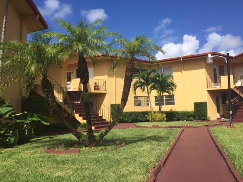 Image 4 of 11 For 1715 Miami Gardens Dr 129