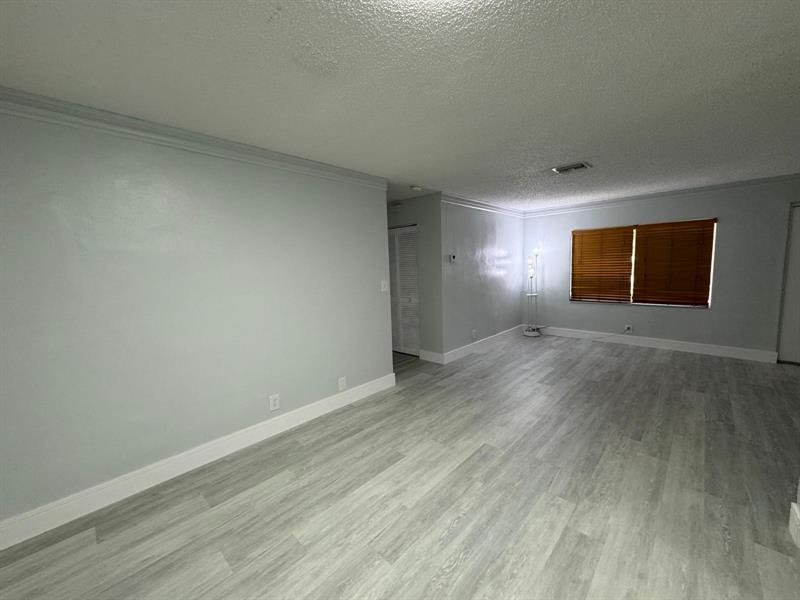 Image 12 of 45 For 6100 4th Ave