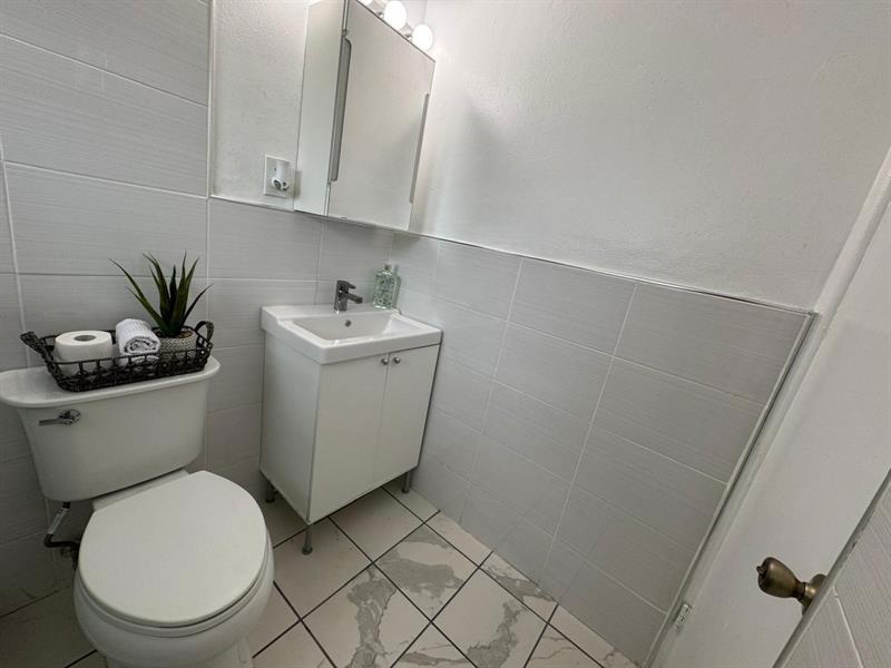 Image 22 of 45 For 6100 4th Ave