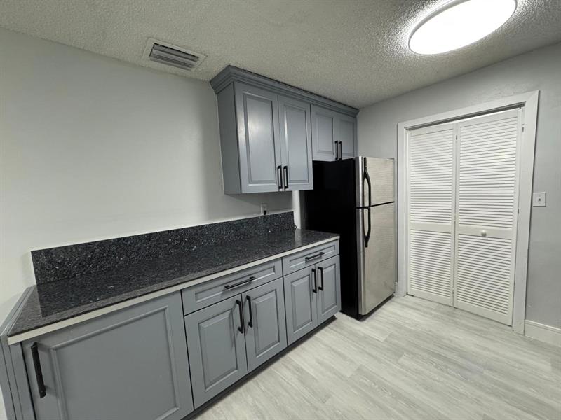 Image 5 of 45 For 6100 4th Ave