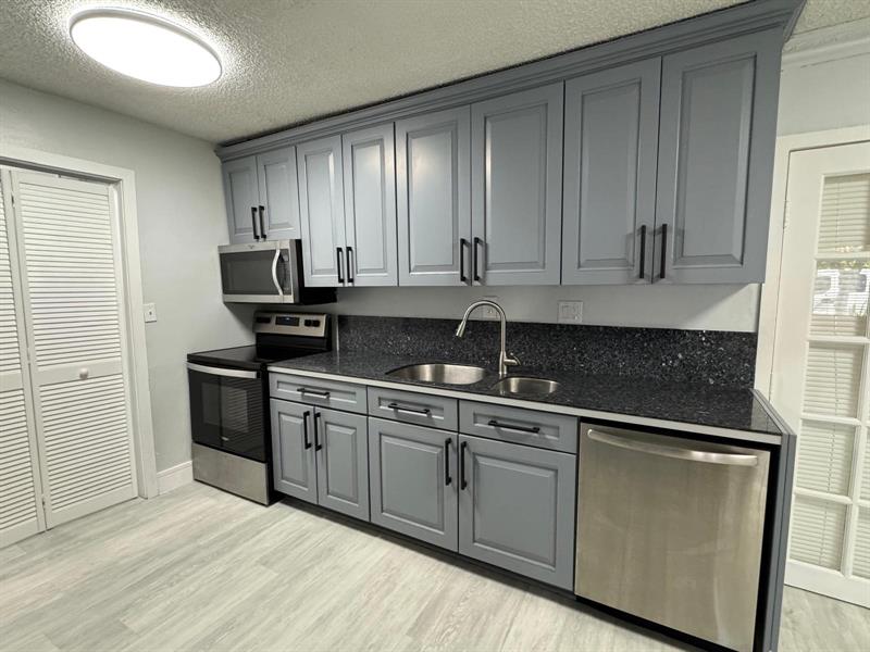 Image 6 of 45 For 6100 4th Ave