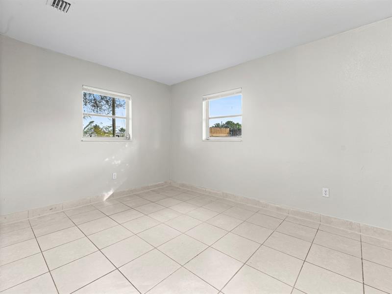 Image 17 of 31 For 21200 12th Ct