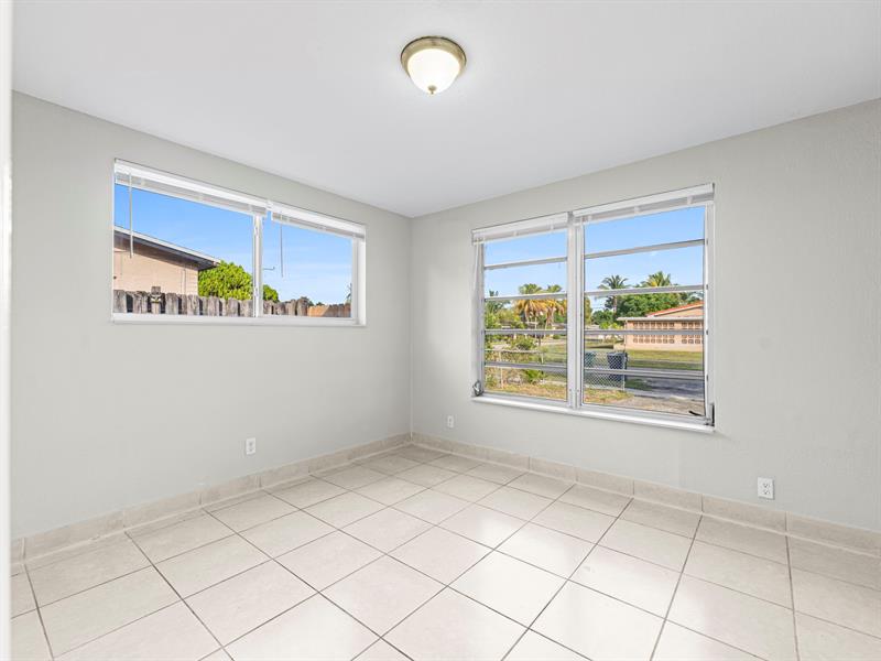 Image 19 of 31 For 21200 12th Ct