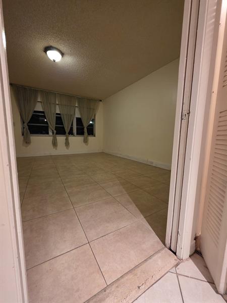 Image 15 of 29 For 5073 Lakefront Blvd  C