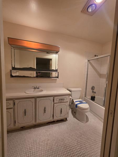 Image 18 of 29 For 5073 Lakefront Blvd  C