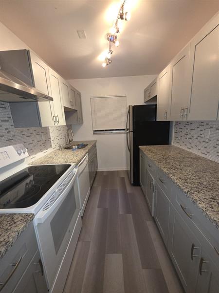 Image 7 of 29 For 5073 Lakefront Blvd  C