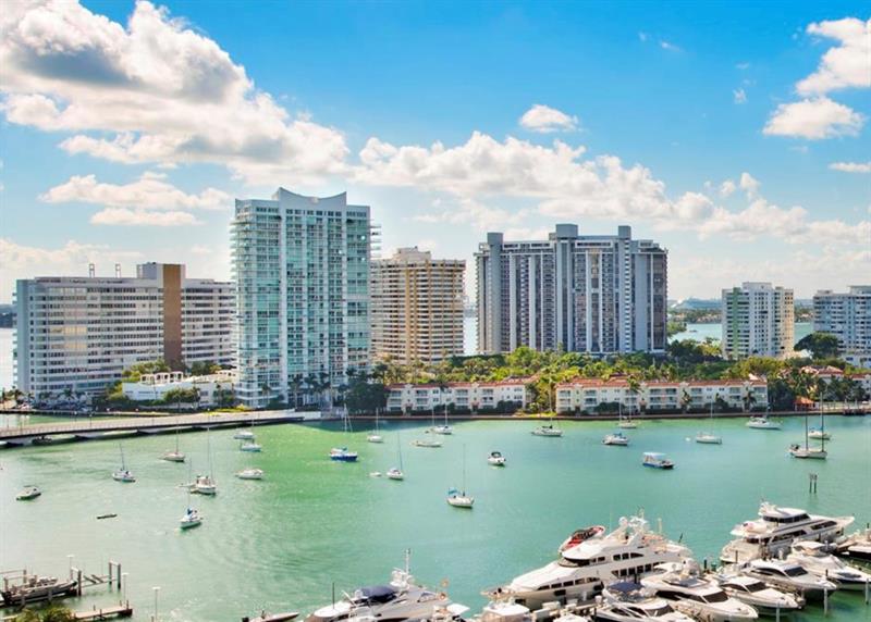 Image 4 of 37 For 10 Venetian Way  502