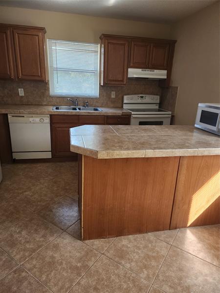 Image 3 of 8 For 4150 Woodside Dr 3