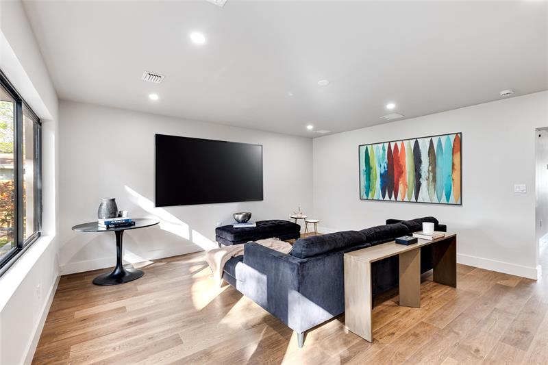 Image 9 of 29 For 424 2nd St  