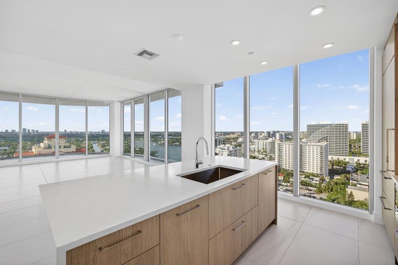 Image 9 of 56 For 151 Seabreeze Blvd 1803-e