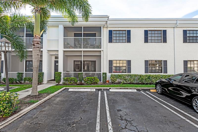 Image 33 of 47 For 160 Cypress Club Dr  604