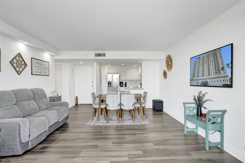 Image 25 of 46 For 13499 Biscayne Blvd 610