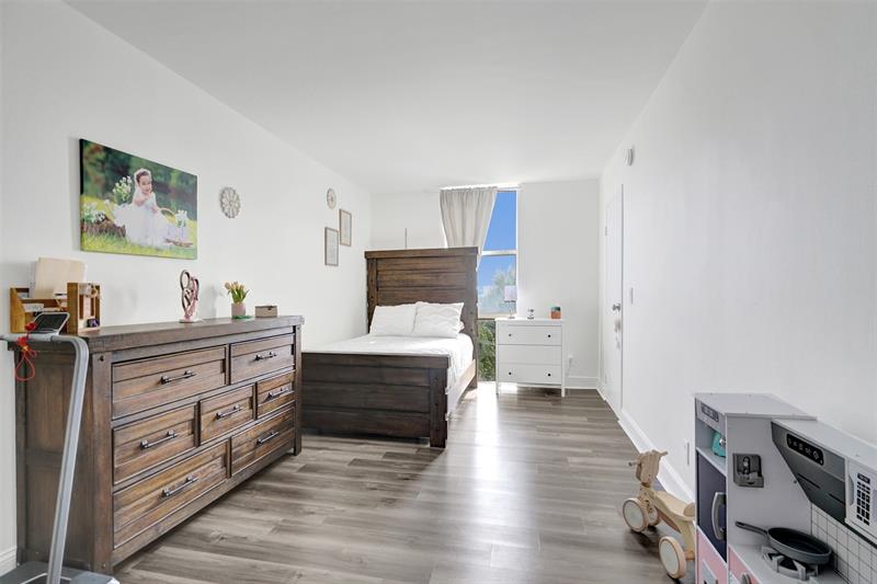 Image 28 of 46 For 13499 Biscayne Blvd 610