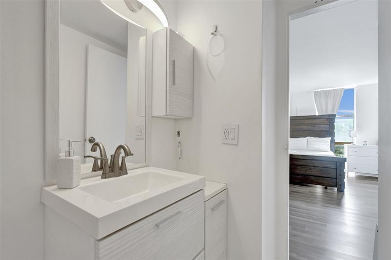 Image 33 of 46 For 13499 Biscayne Blvd 610