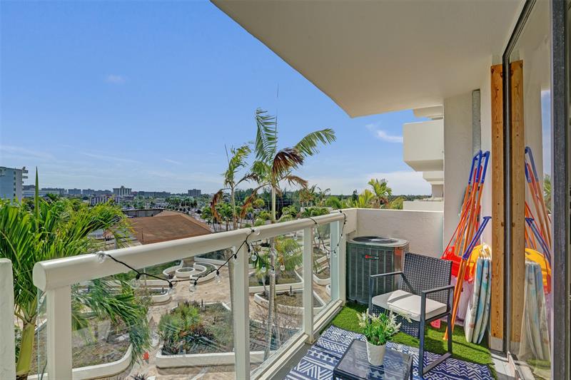 Image 37 of 46 For 13499 Biscayne Blvd 610