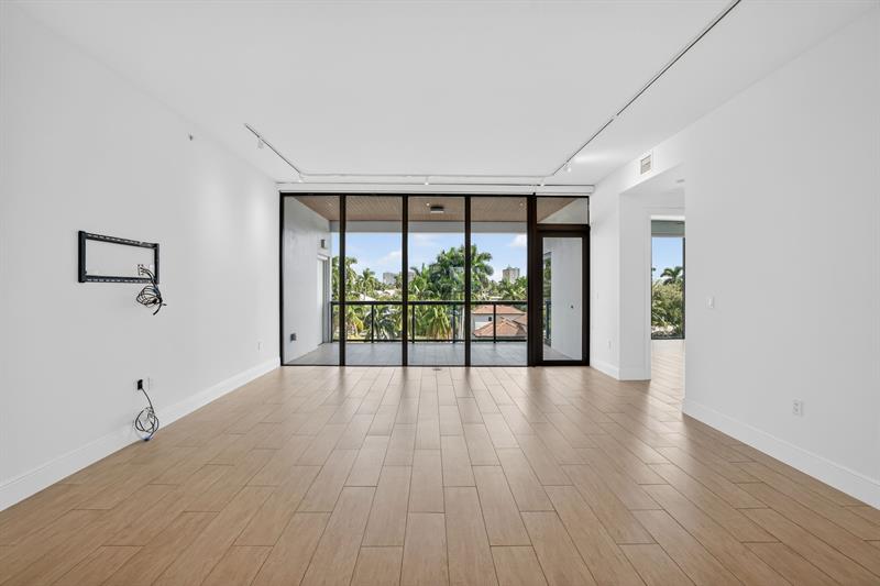 Image 12 of 100 For 30 Isle Of Venice Dr  403