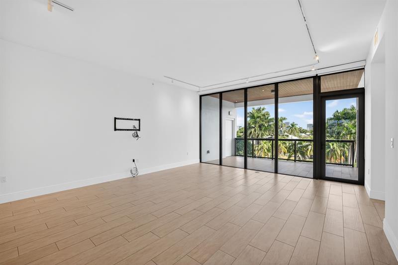 Image 13 of 100 For 30 Isle Of Venice Dr  403