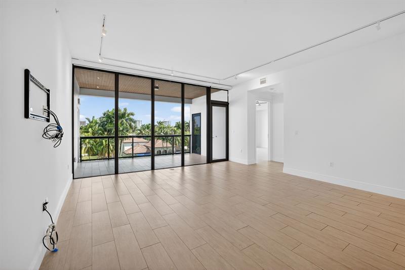 Image 15 of 100 For 30 Isle Of Venice Dr  403