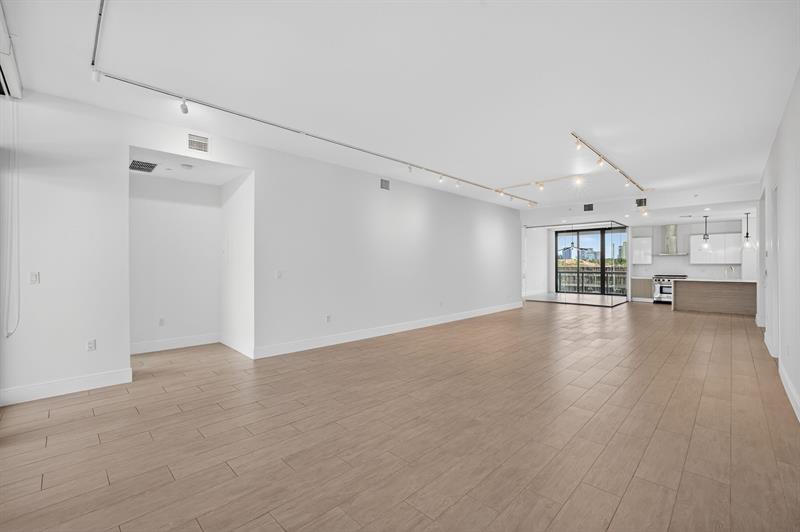 Image 16 of 100 For 30 Isle Of Venice Dr  403