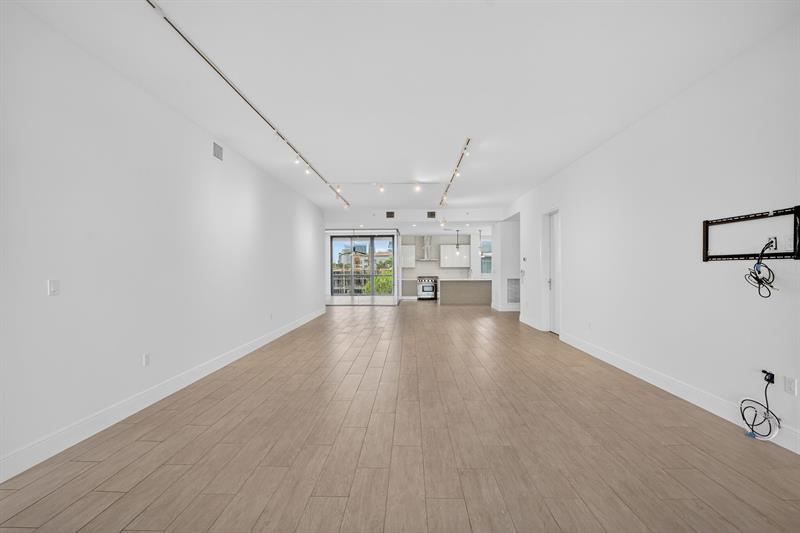 Image 17 of 100 For 30 Isle Of Venice Dr  403