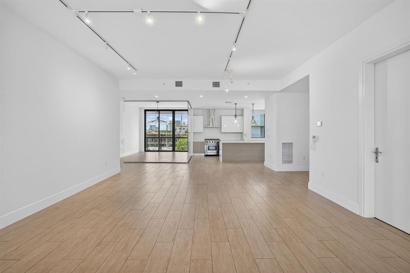 Image 19 of 100 For 30 Isle Of Venice Dr  403