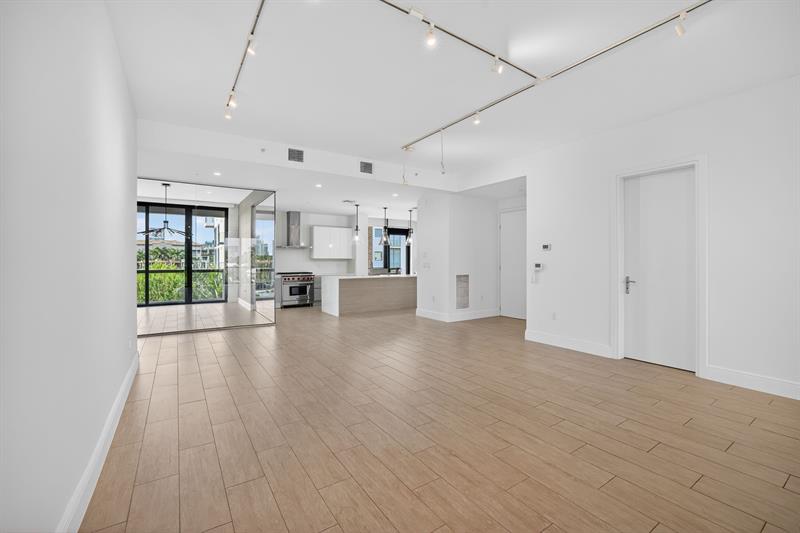 Image 20 of 100 For 30 Isle Of Venice Dr  403