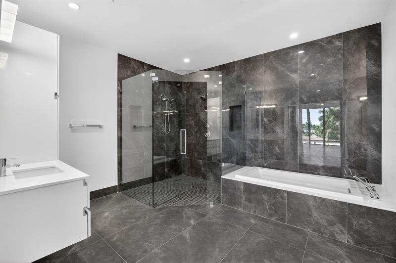 Image 44 of 100 For 30 Isle Of Venice Dr  403