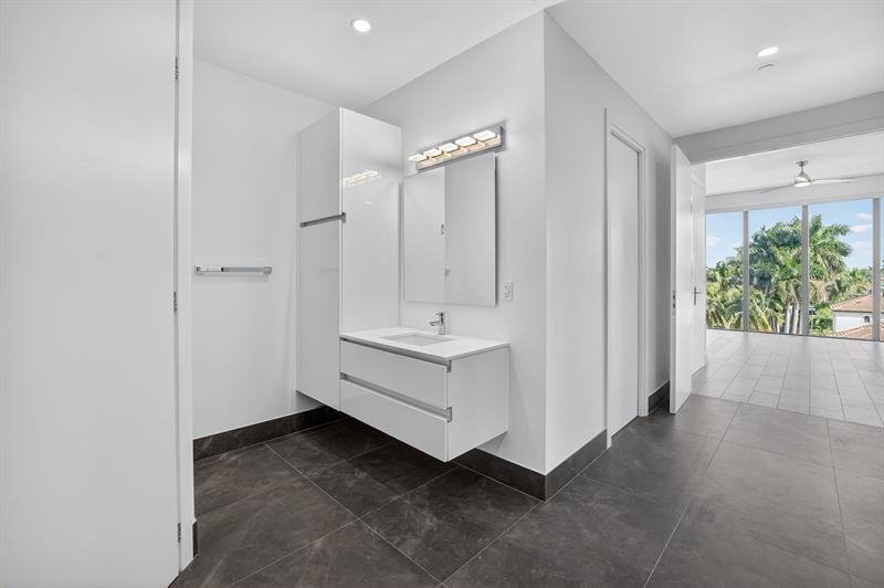 Image 49 of 100 For 30 Isle Of Venice Dr  403