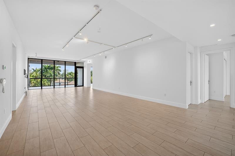 Image 9 of 100 For 30 Isle Of Venice Dr  403