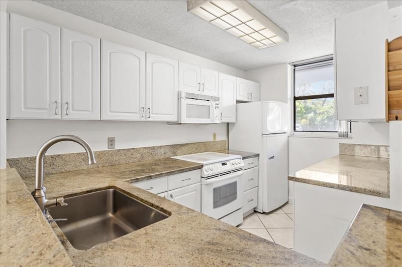 Image 6 of 14 For 3545 Ocean Blvd 107