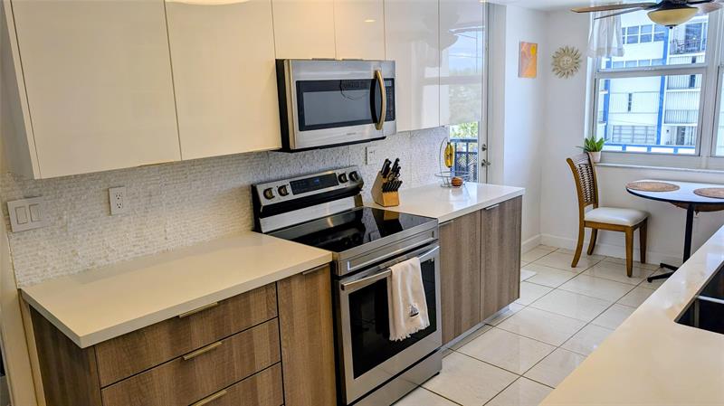 Image 3 of 35 For 1501 Ocean Dr  404