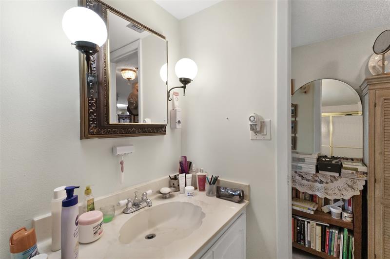 Image 18 of 45 For 3910 Inverrary Blvd  301b