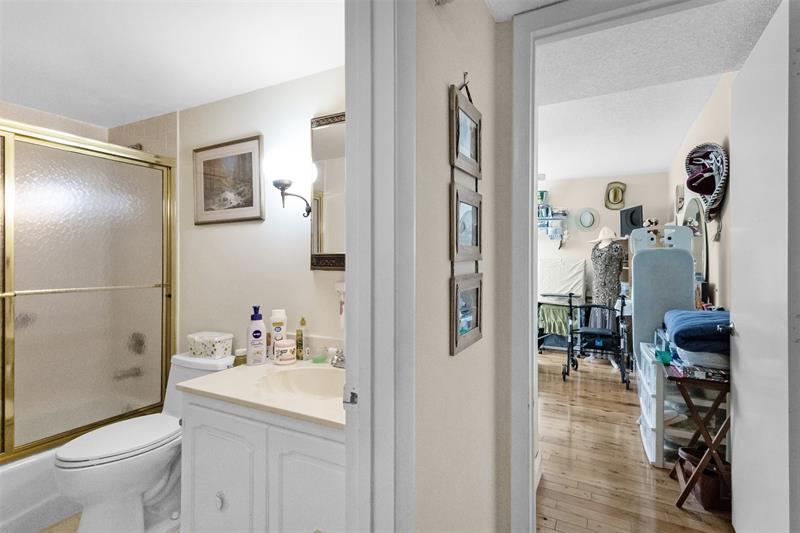 Image 20 of 45 For 3910 Inverrary Blvd  301b