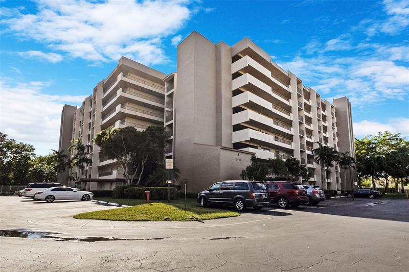 Image 3 of 45 For 3910 Inverrary Blvd  301b