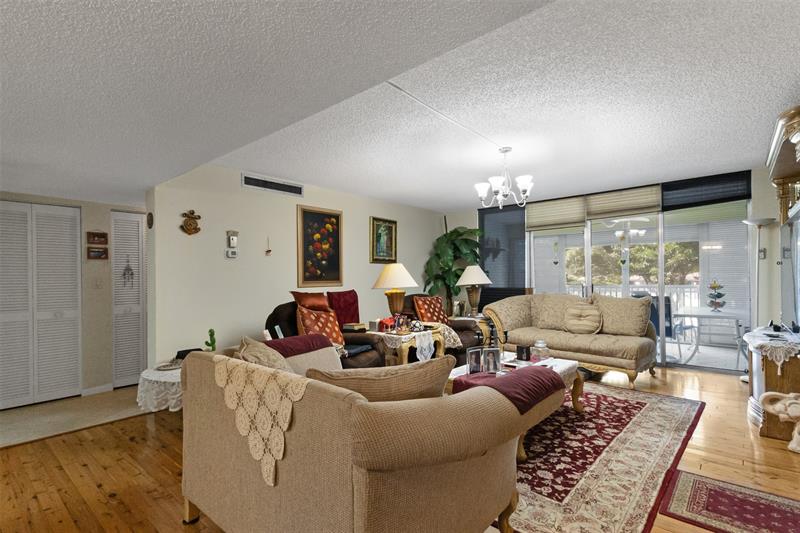 Image 5 of 45 For 3910 Inverrary Blvd  301b