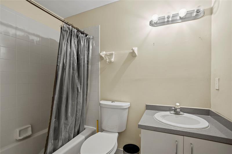 Image 11 of 29 For 140 Royal Palm Ct