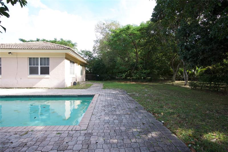 Image 19 of 29 For 140 Royal Palm Ct