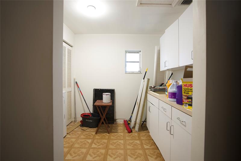 Image 25 of 29 For 140 Royal Palm Ct