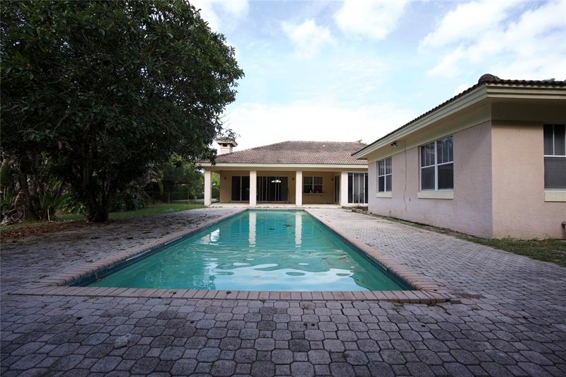 Image 4 of 29 For 140 Royal Palm Ct