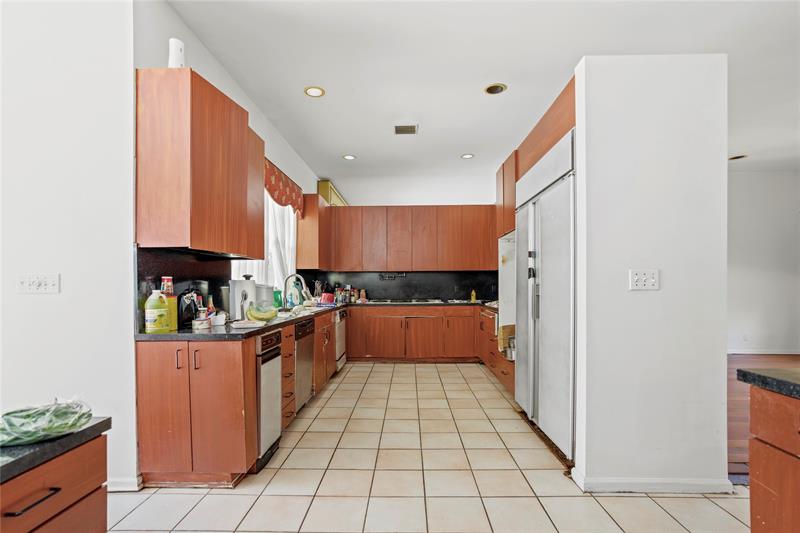 Image 7 of 29 For 140 Royal Palm Ct