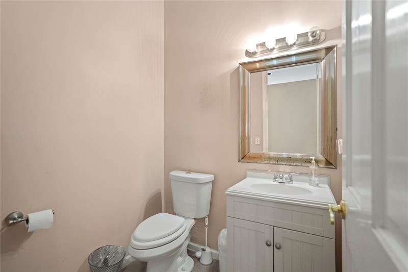 Image 9 of 29 For 140 Royal Palm Ct