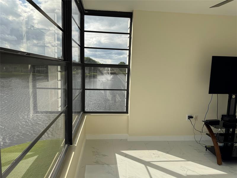 Image 31 of 42 For 1520 Whitehall Dr  306