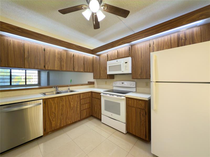 Image 11 of 33 For 1701 Whitehall Dr  303