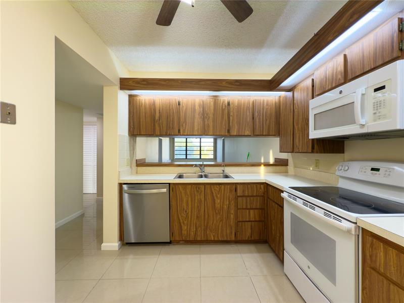 Image 12 of 33 For 1701 Whitehall Dr  303